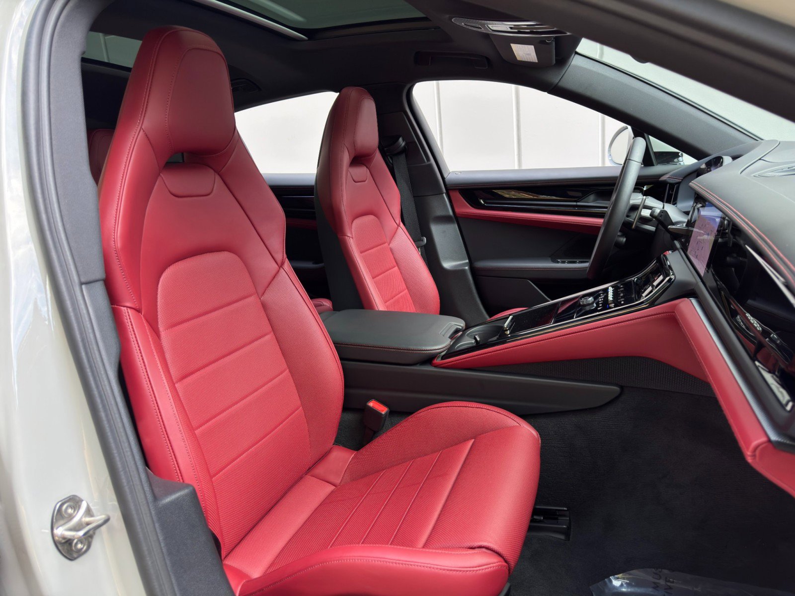 Used 2025 Porsche Panamera 4S w/ Premium Package image 40