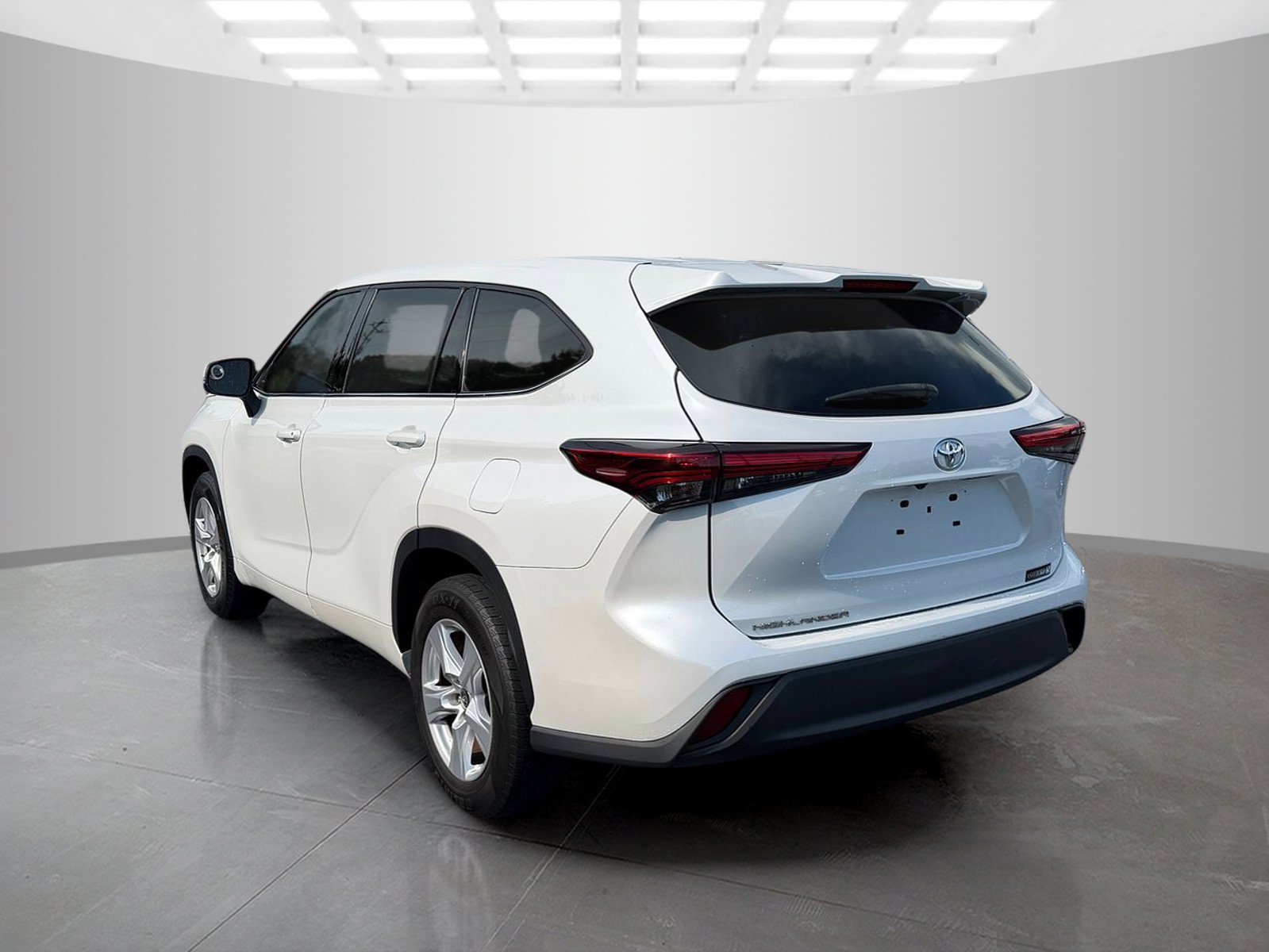 Used 2022 Toyota Highlander L FWD image 4