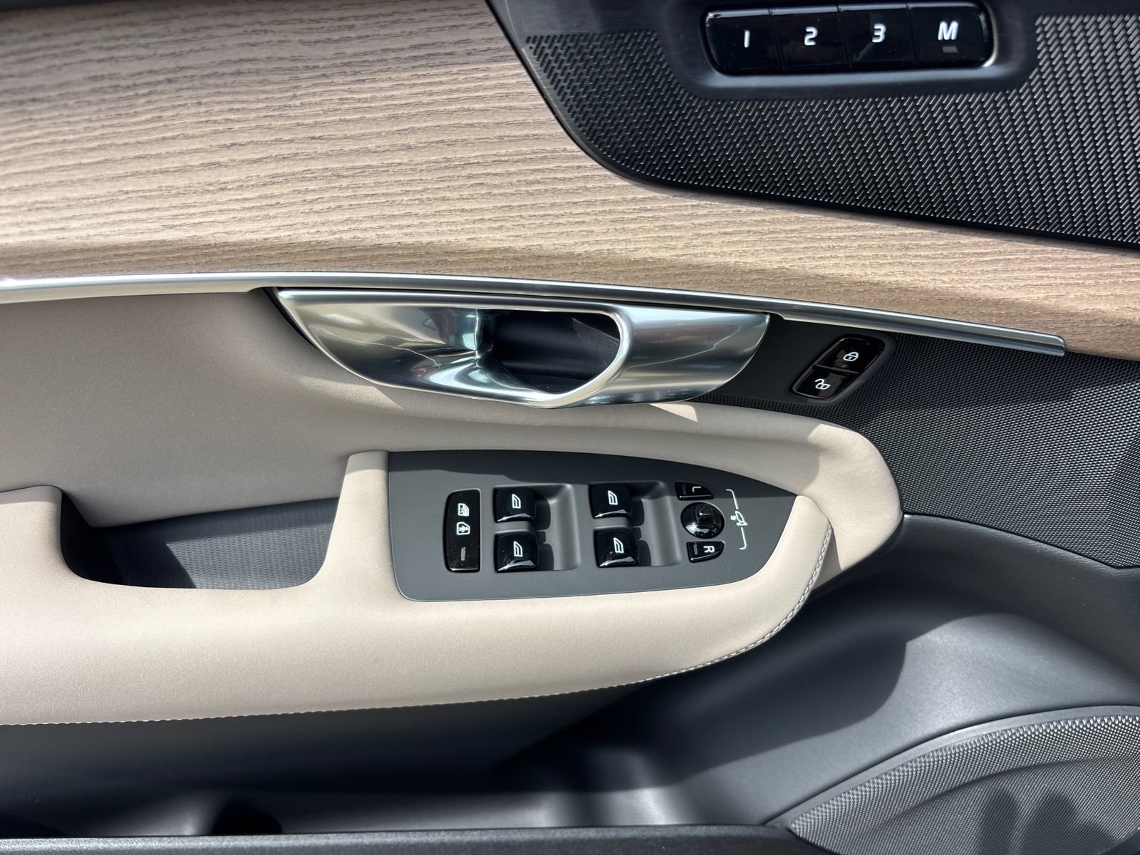 New 2026 Volvo XC90 B6 Plus w/ Protection Package Premier AWD/4WD image 13