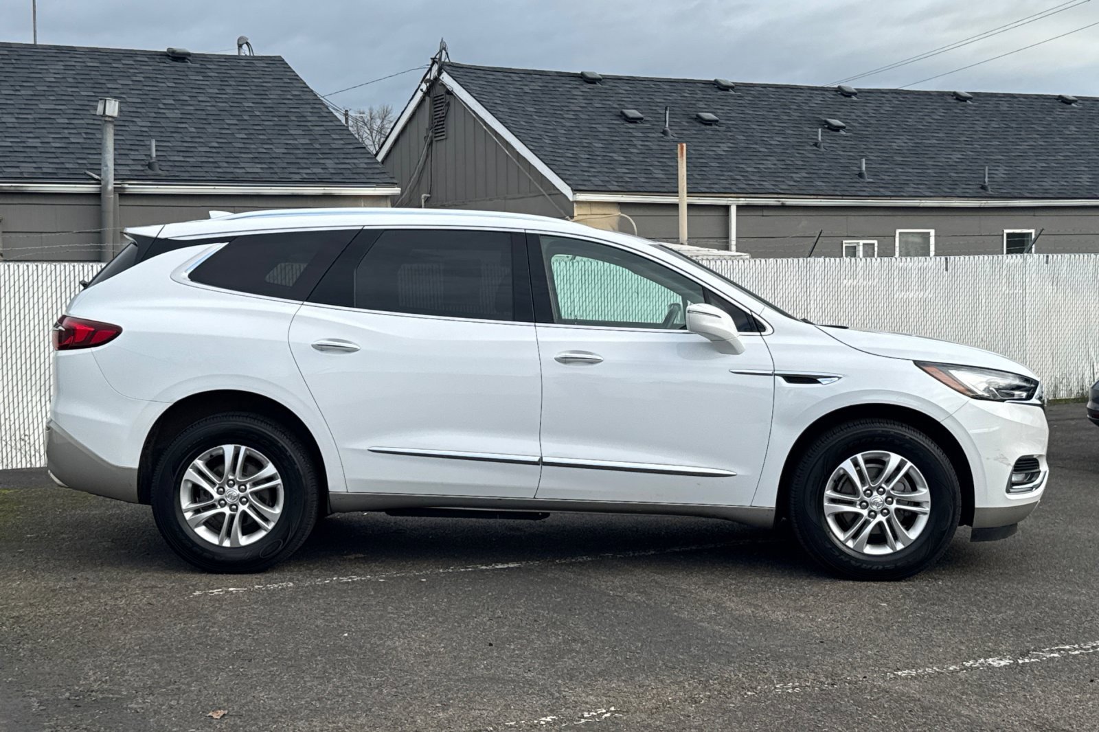 Used 2020 Buick Enclave Essence image 3