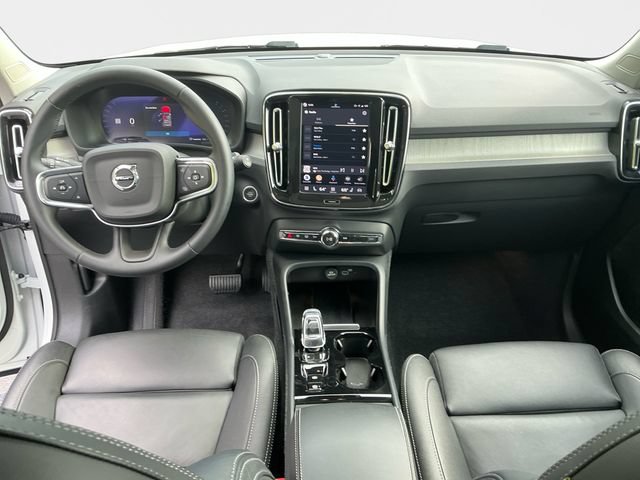Used 2025 Volvo XC40 B5 Plus AWD/4WD image 11