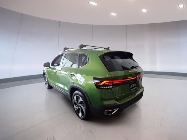 Used 2025 Volkswagen Taos SE w/ Panoramic Sunroof Package image 4