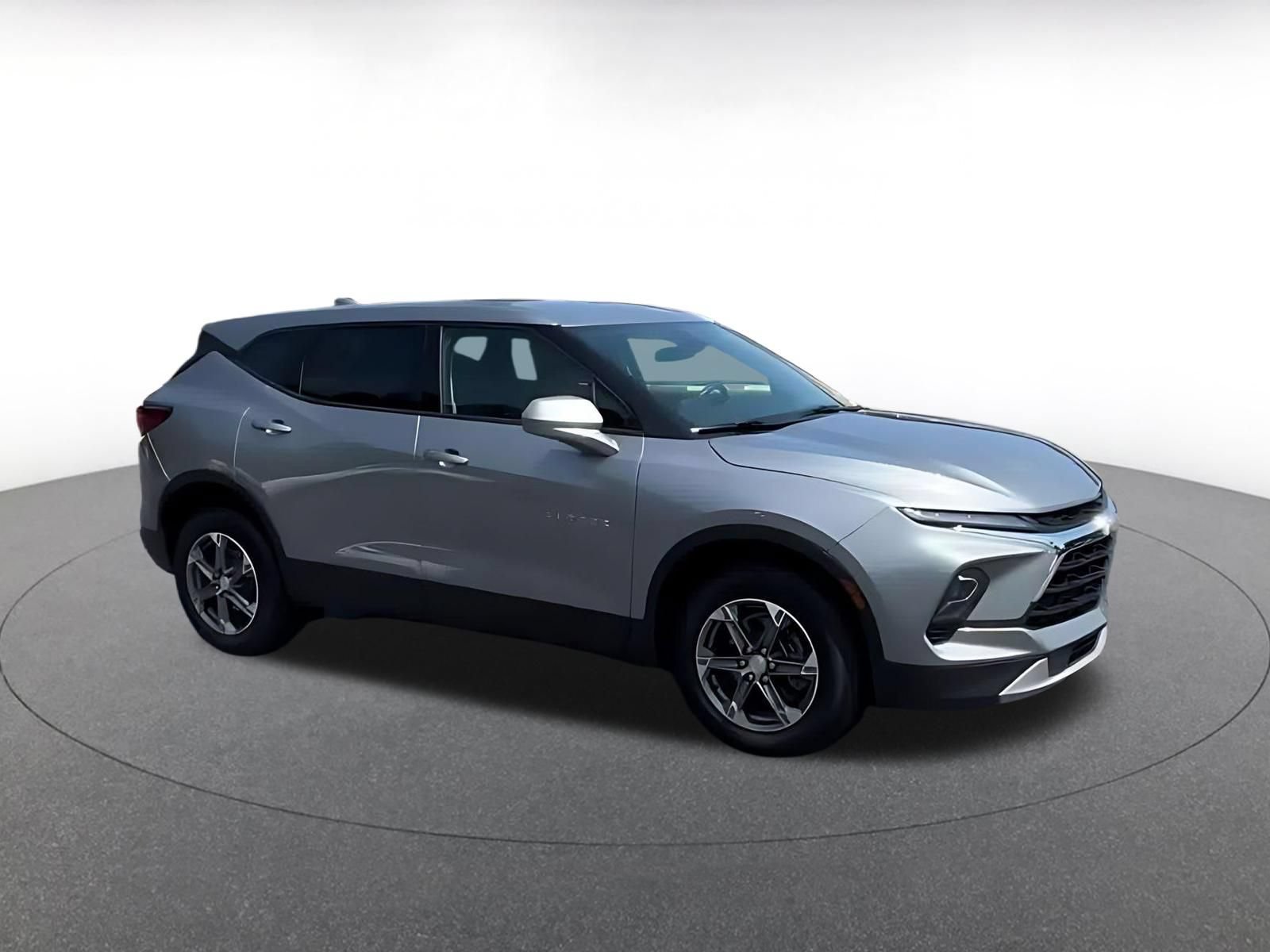 Used 2025 Chevrolet Blazer LT FWD image 2