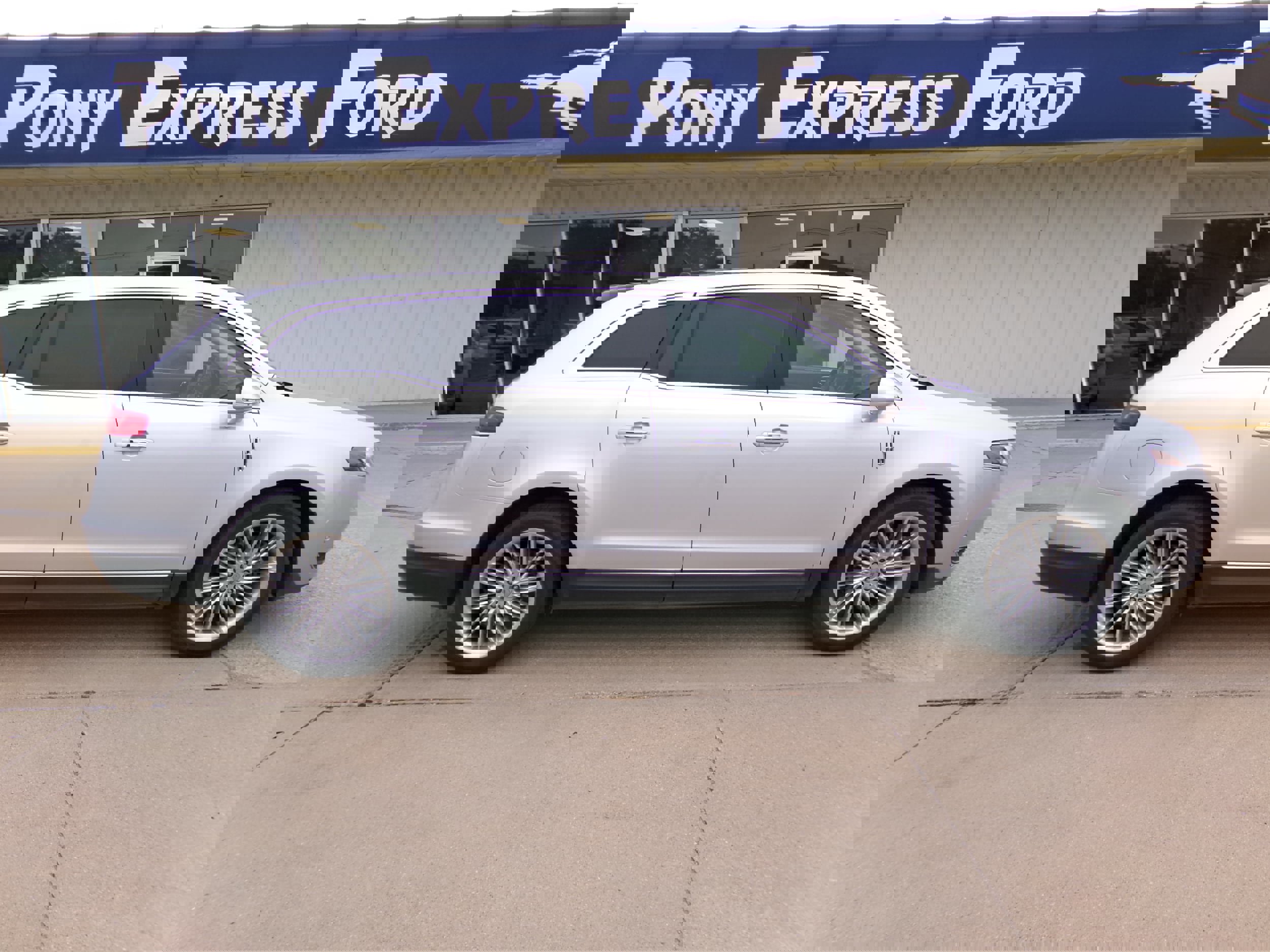 Used 2019 Lincoln MKT AWD image 2