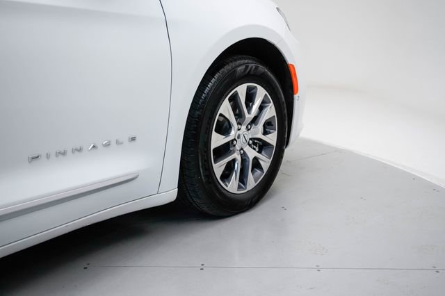 Used 2025 Chrysler Pacifica Pinnacle image 11