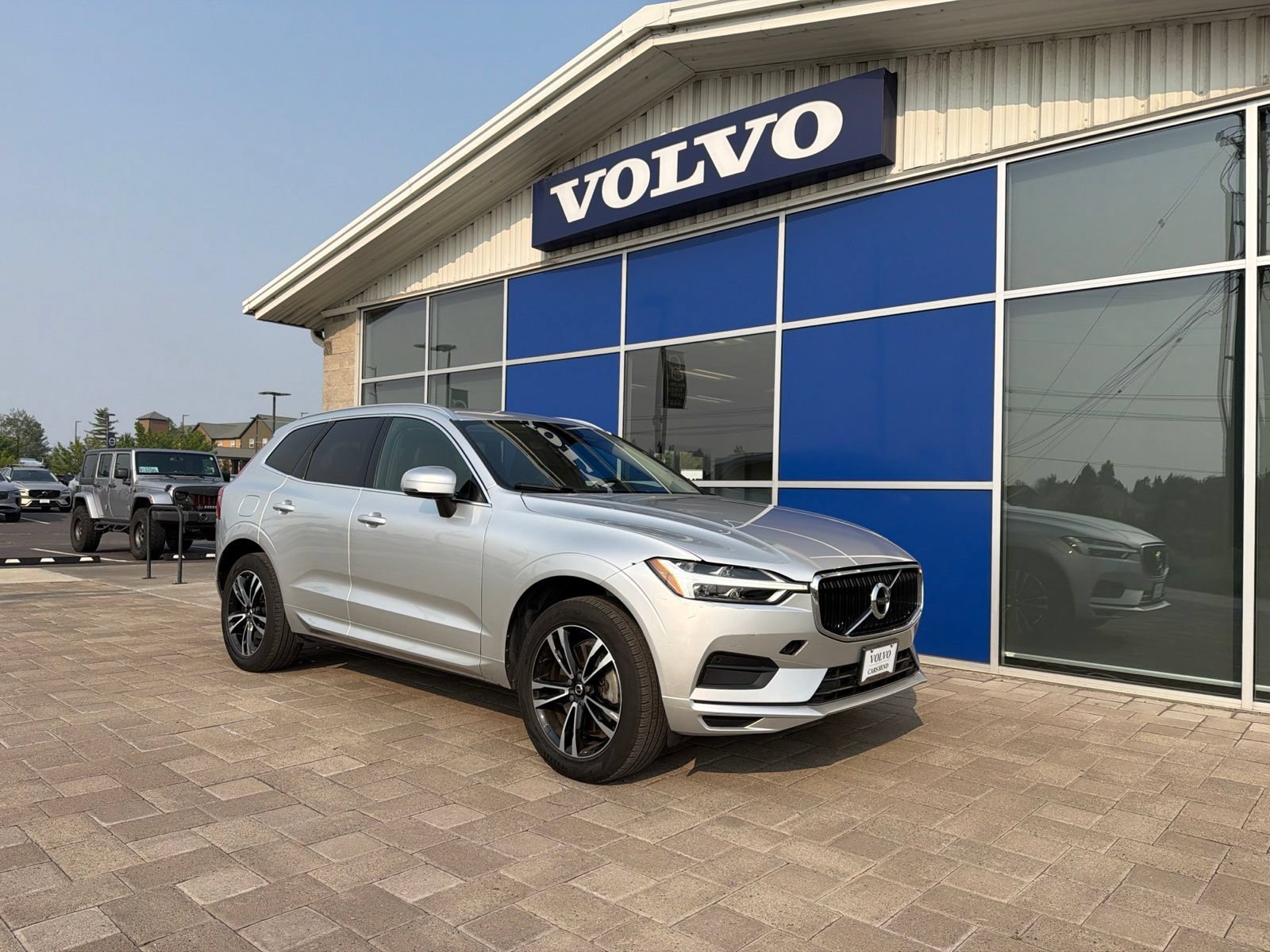Used 2020 Volvo XC60 T6 Momentum AWD/4WD image 1
