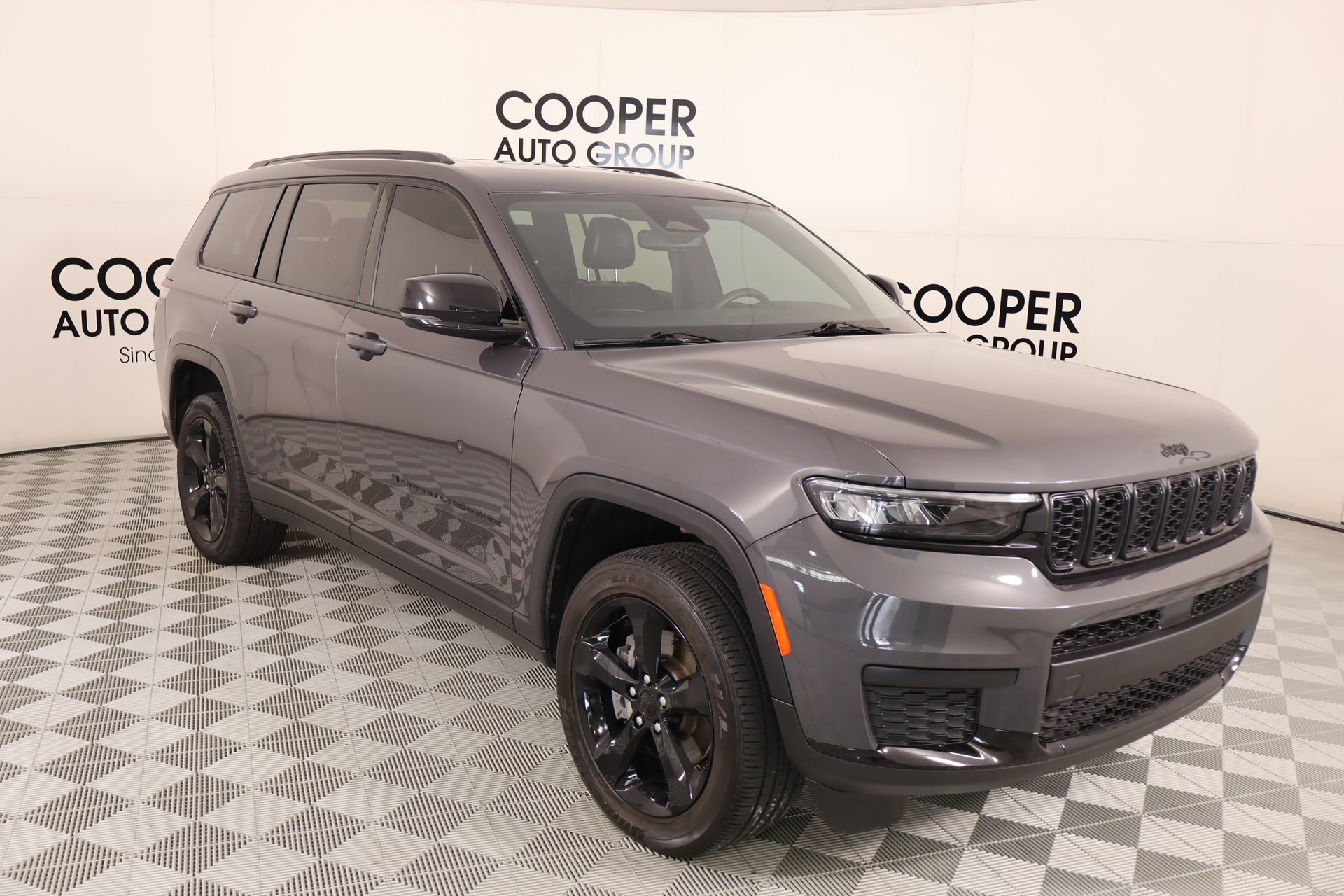 Used 2024 Jeep Grand Cherokee L Altitude AWD/4WD image 1