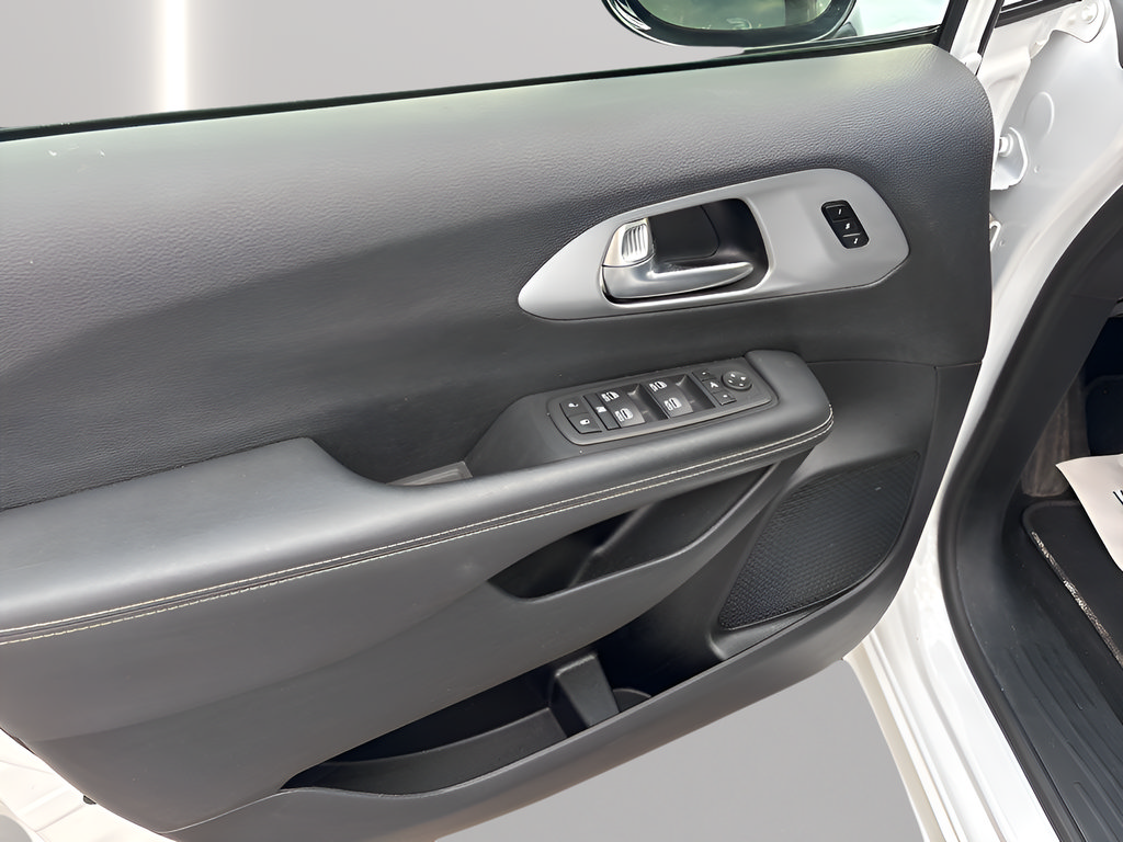 Used 2025 Chrysler Pacifica Limited FWD image 25