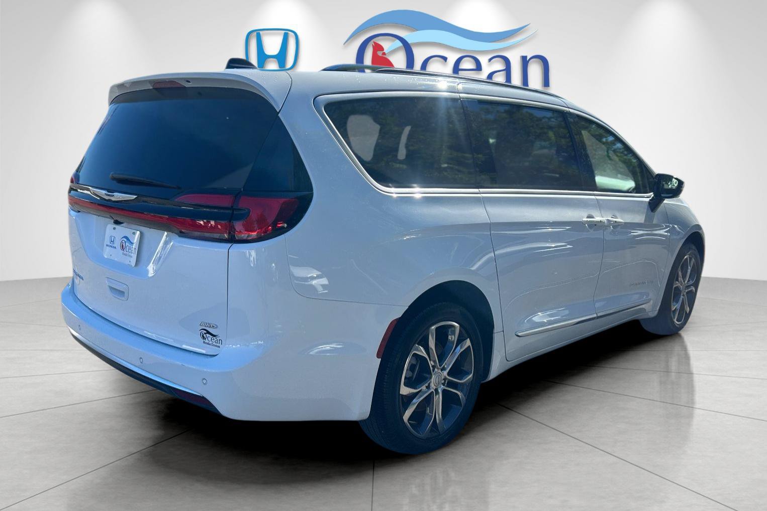 Used 2026 Chrysler Pacifica Pinnacle AWD/4WD image 3