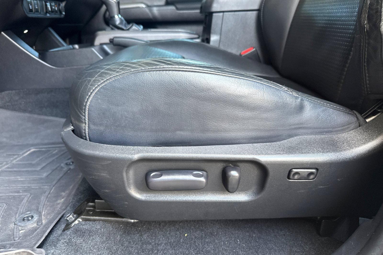 Used 2020 Toyota Tacoma SR5 AWD/4WD image 12