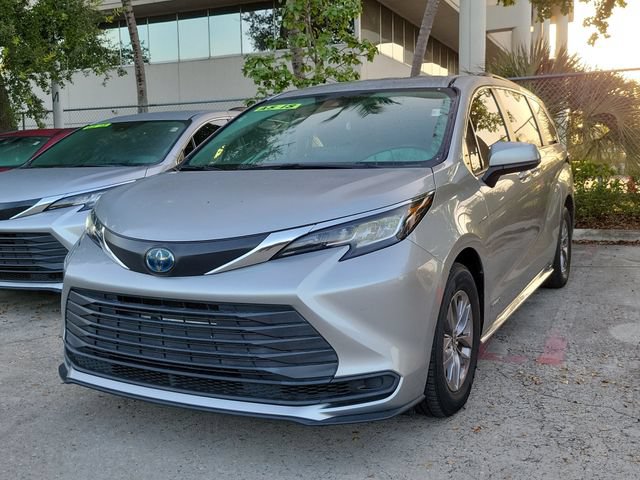 Used 2021 Toyota Sienna LE FWD image 2