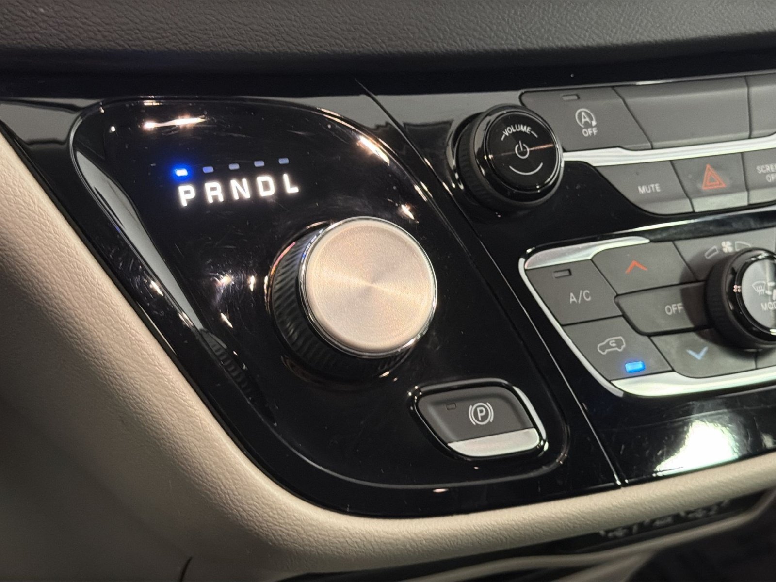 Used 2022 Chrysler Voyager LX FWD image 21