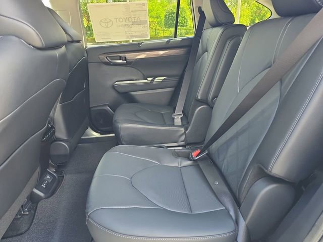 New 2026 Toyota Highlander Platinum AWD/4WD image 14