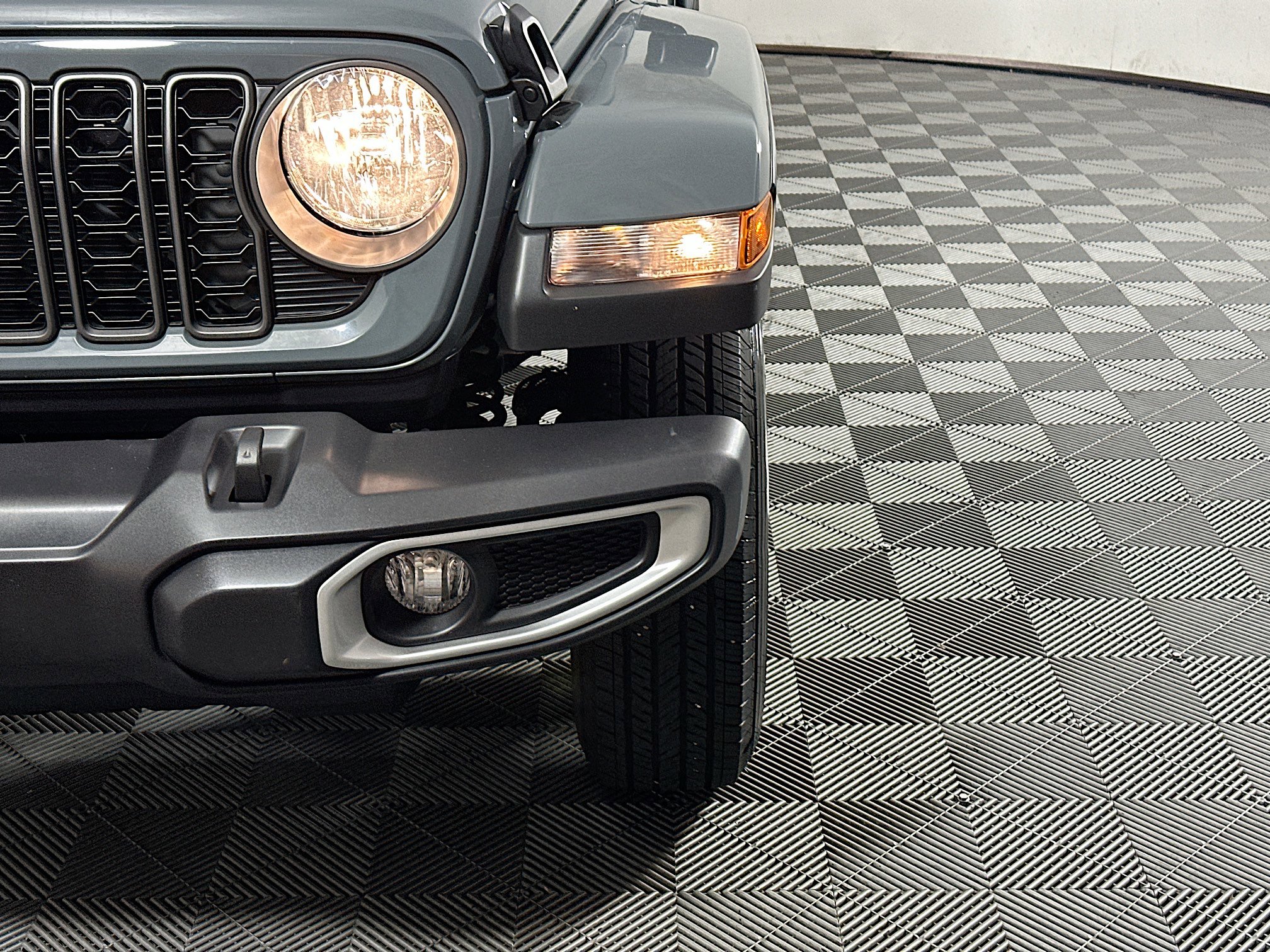 Used 2025 Jeep Gladiator Sport AWD/4WD image 9