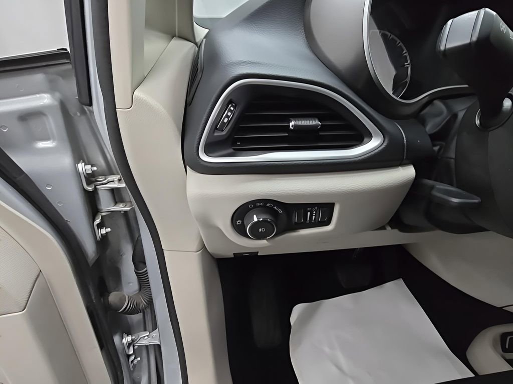 Used 2024 Chrysler Pacifica Touring-L image 11