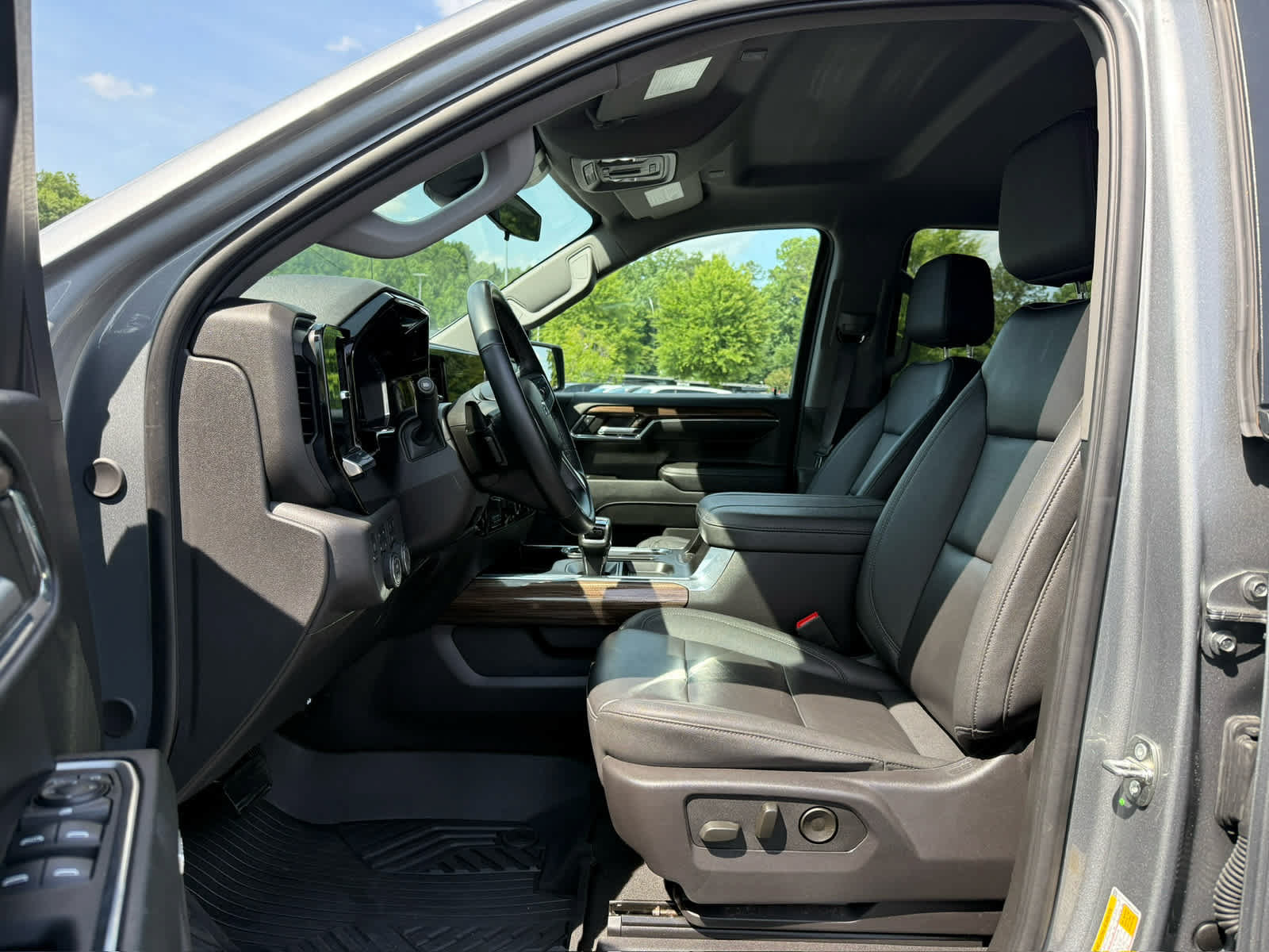 Used 2024 Chevrolet Silverado 1500 LT Trail Boss w/ LT Trail Boss Premium Package AWD/4WD image 12