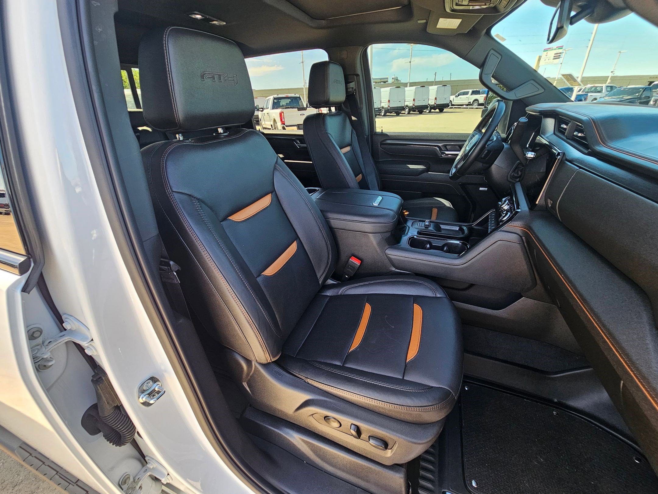 Used 2025 GMC Sierra 2500 AT4 image 32