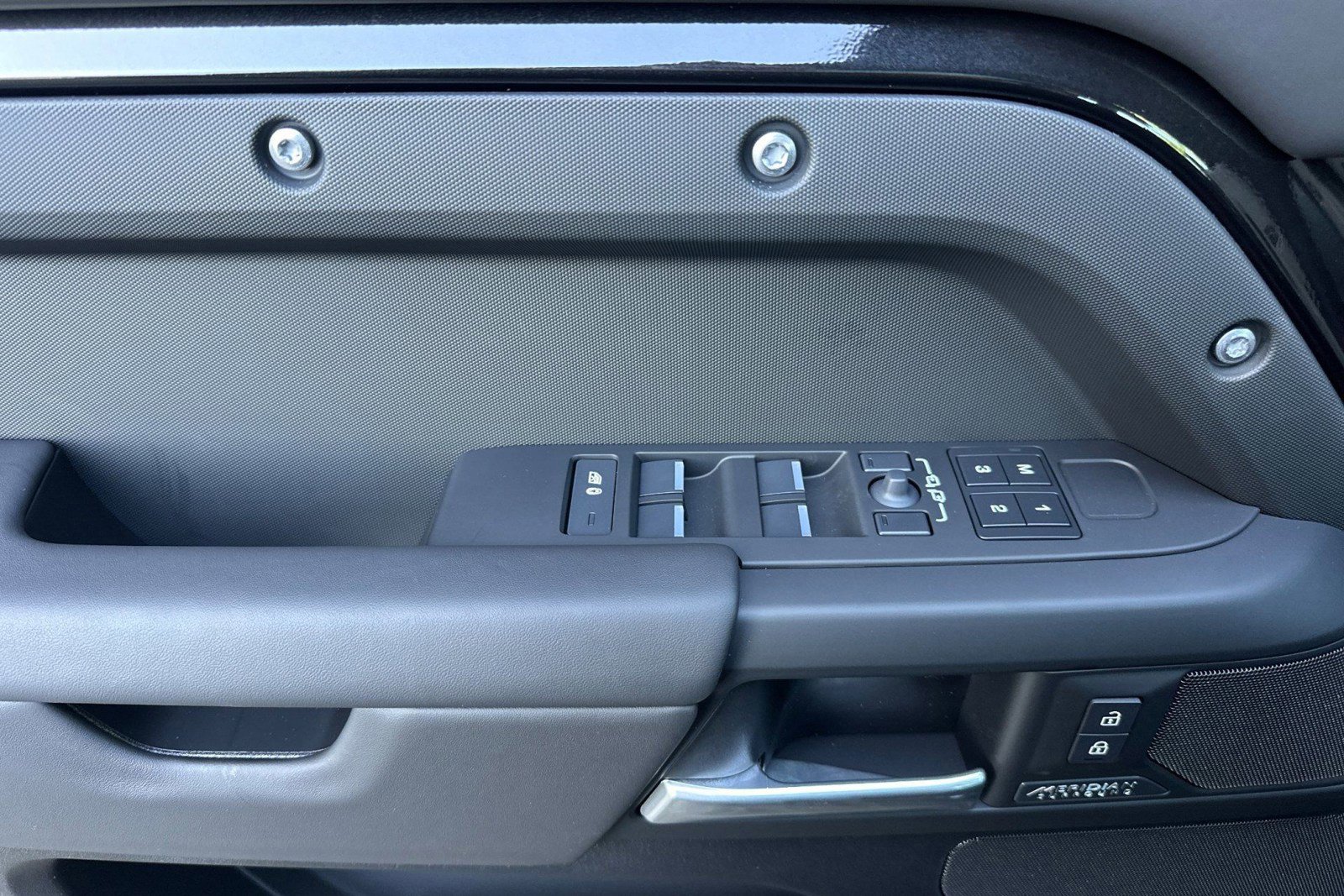 New 2026 Land Rover Defender 130 X-Dynamic SE image 12