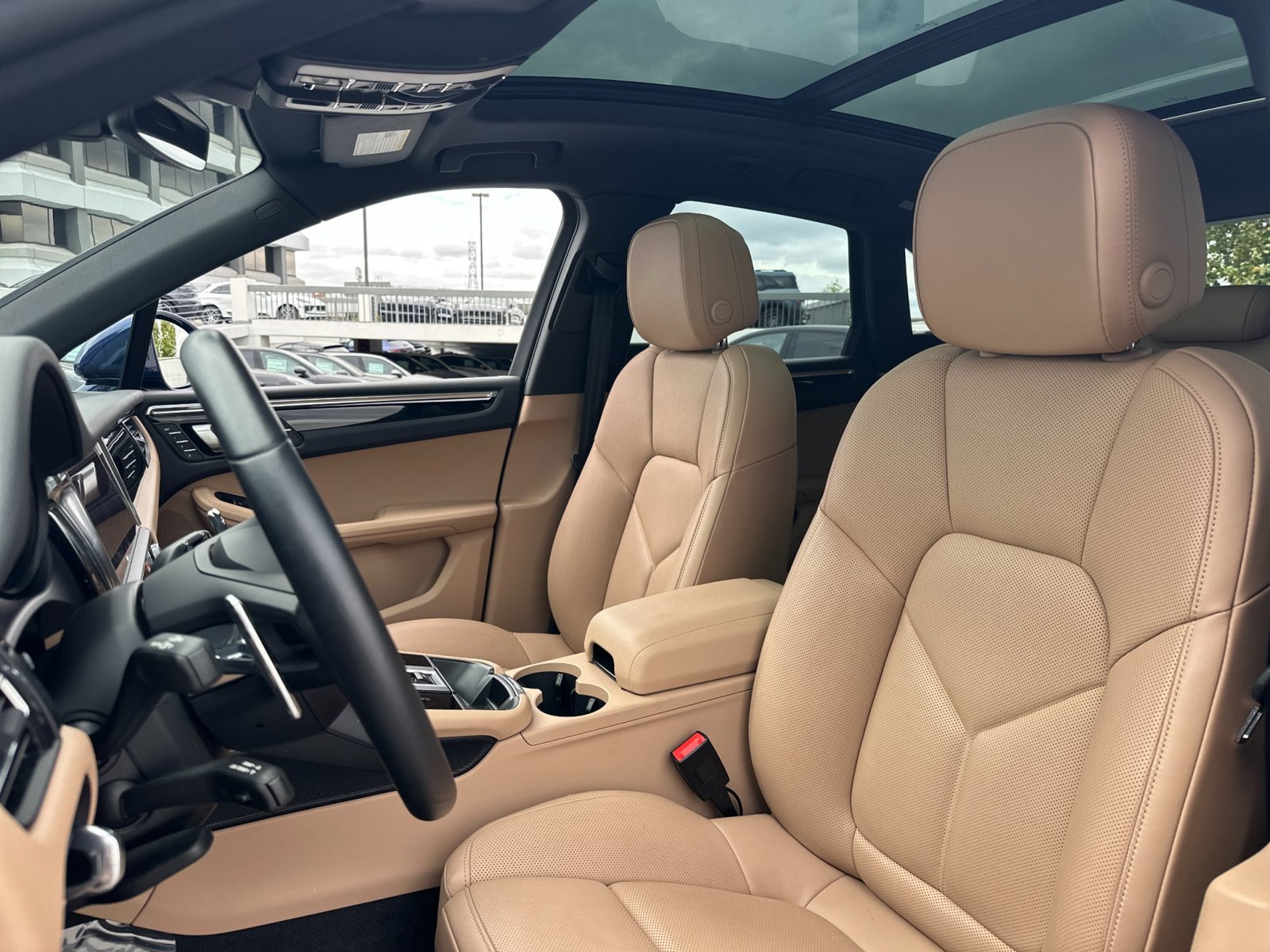 Certified 2026 Porsche Macan AWD/4WD image 5