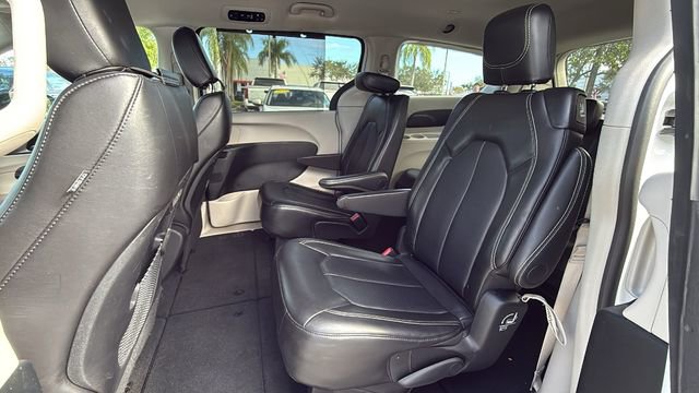 Used 2024 Chrysler Pacifica Touring-L image 16
