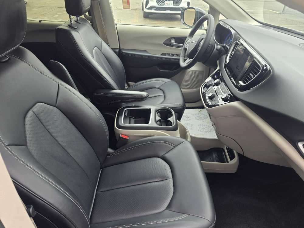 Used 2024 Chrysler Pacifica Touring-L image 23