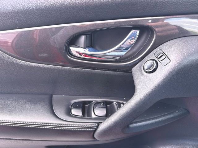 Used 2020 Nissan Rogue SV FWD image 22