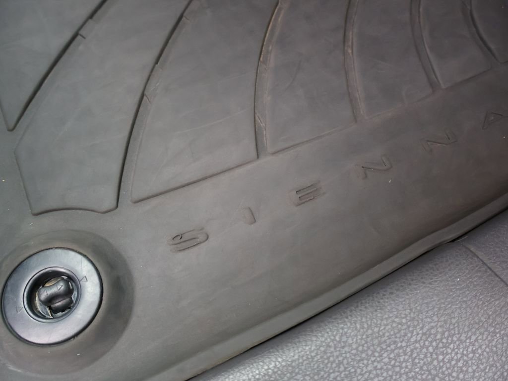 Used 2021 Toyota Sienna XLE image 32