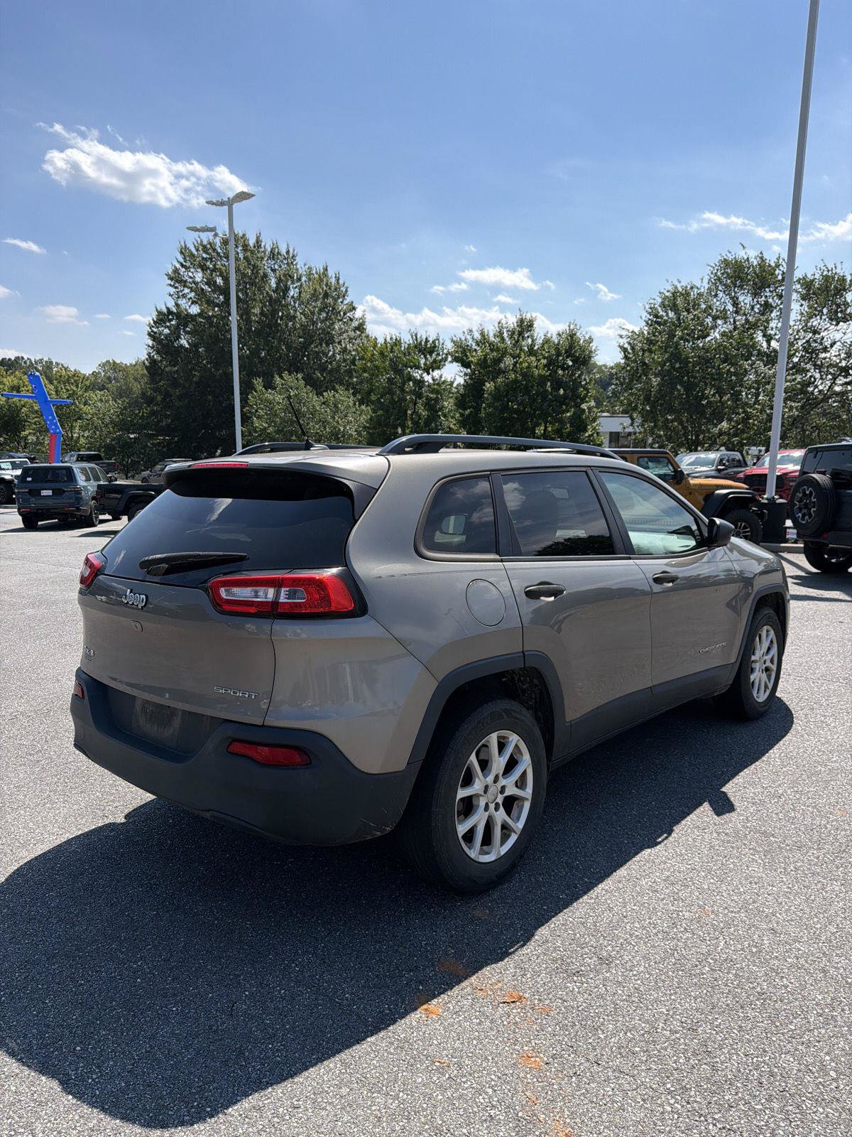 Used 2016 Jeep Cherokee Sport AWD/4WD image 5