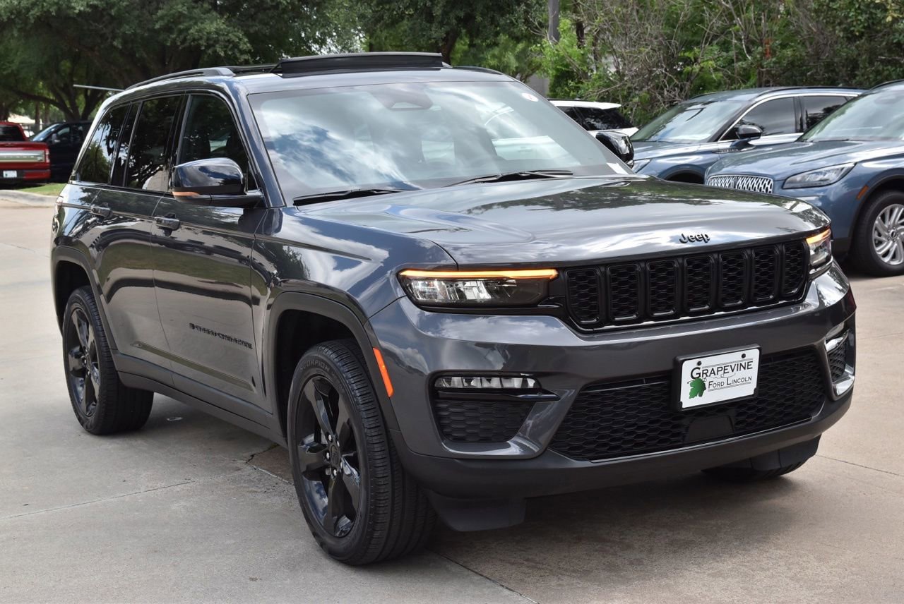 Used 2024 Jeep Grand Cherokee Limited w/ Black Appearance Package AWD/4WD image 4