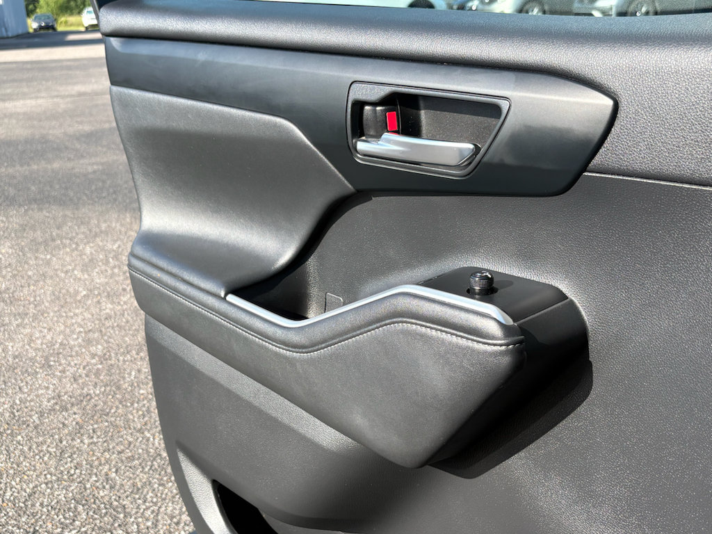 Used 2021 Toyota Highlander XLE FWD image 23