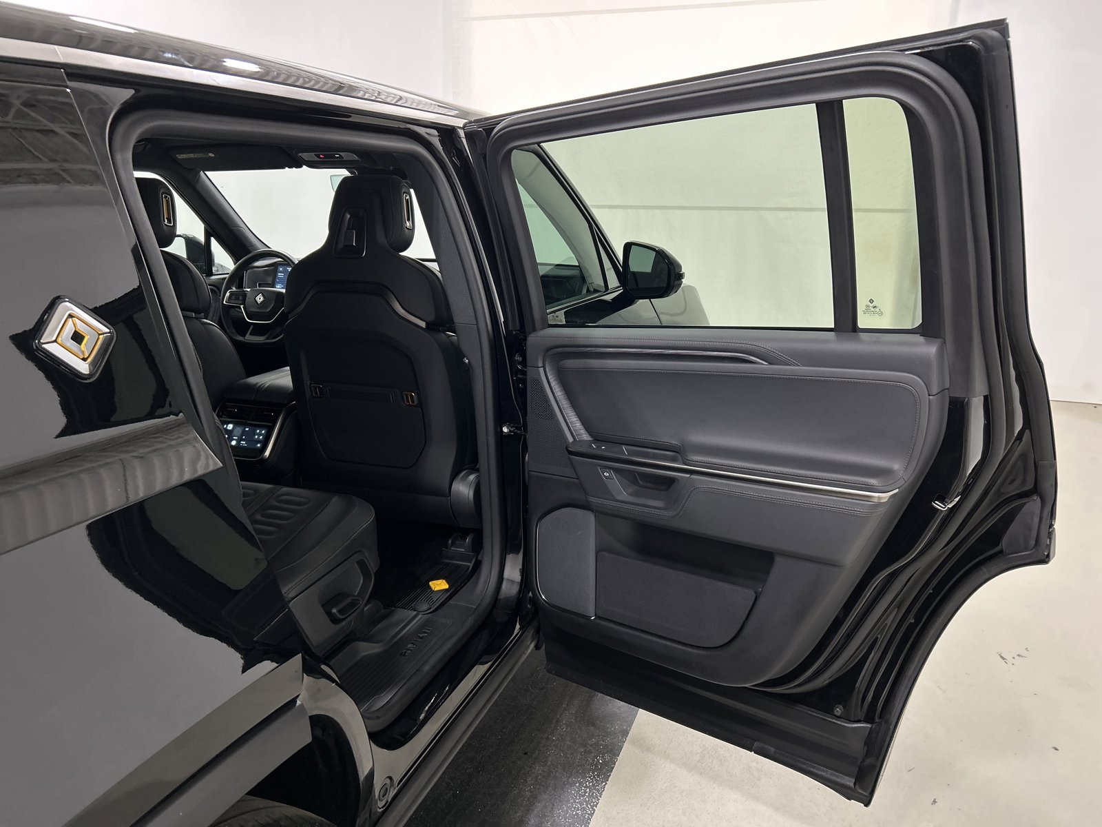 Used 2025 Rivian R1S Adventure image 19