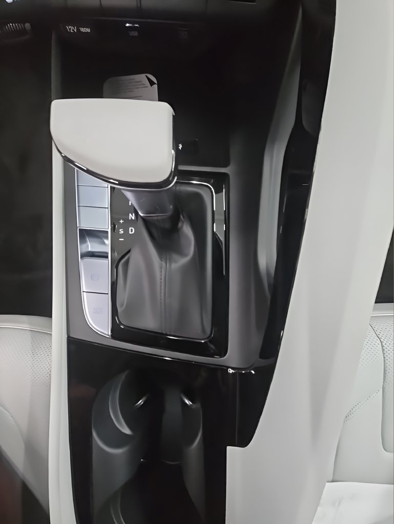 New 2026 Hyundai Elantra Limited FWD image 37