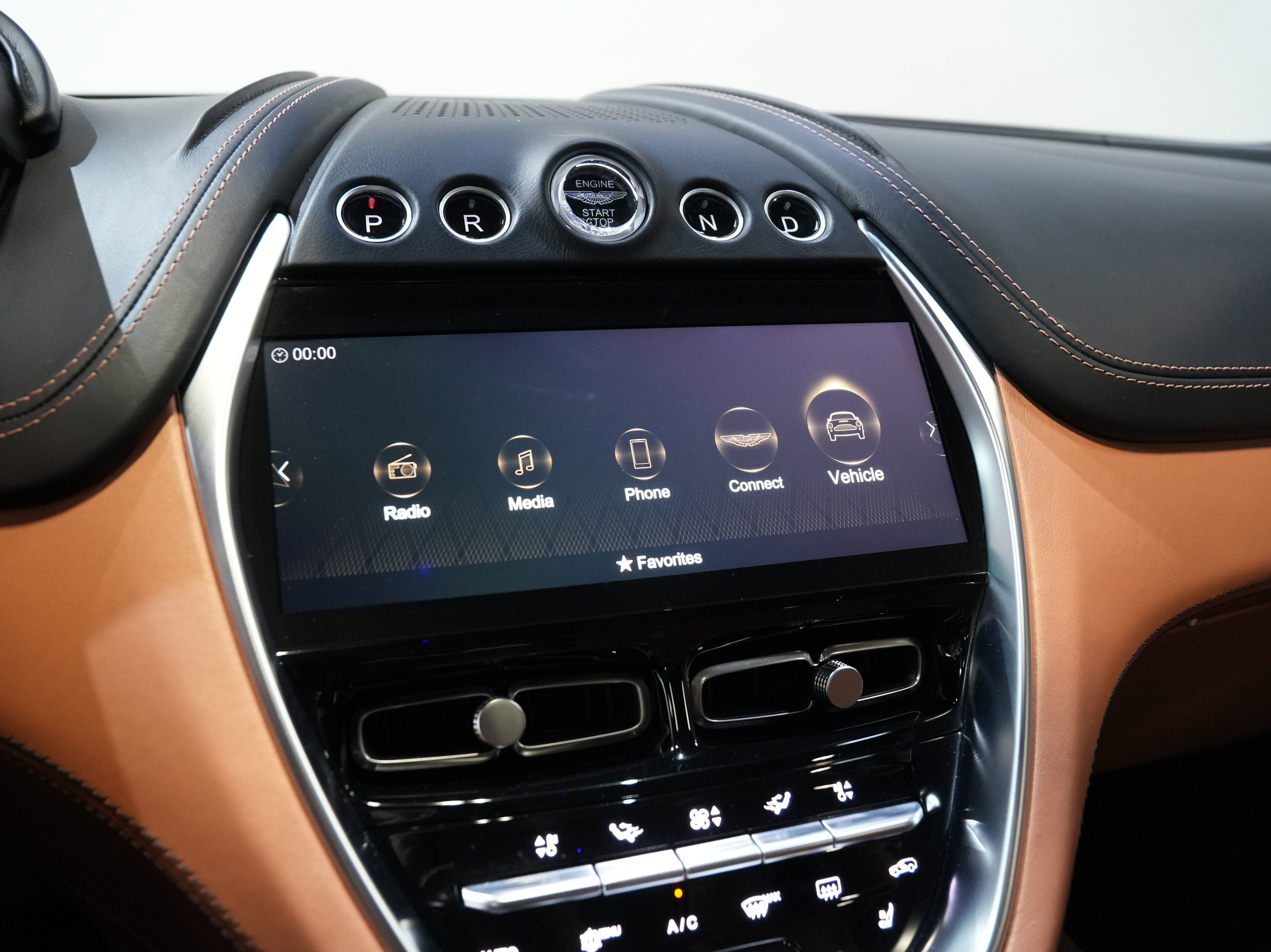 Used 2021 Aston Martin DBX AWD/4WD image 43