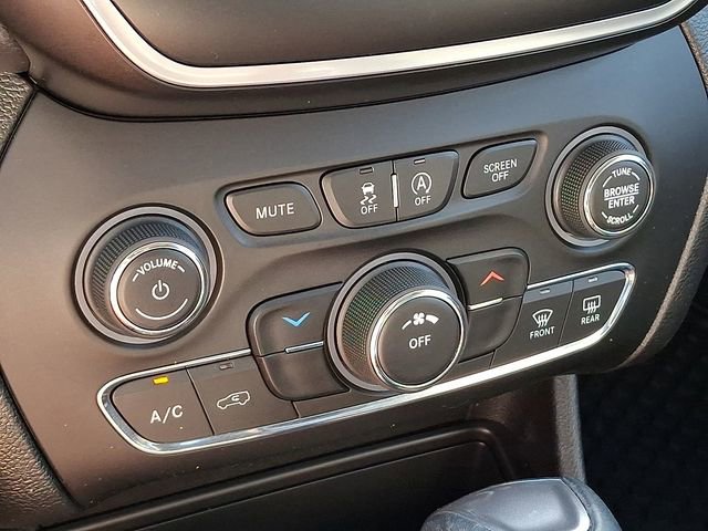 Used 2019 Jeep Cherokee Latitude Plus w/ Cold Weather Group AWD/4WD image 16