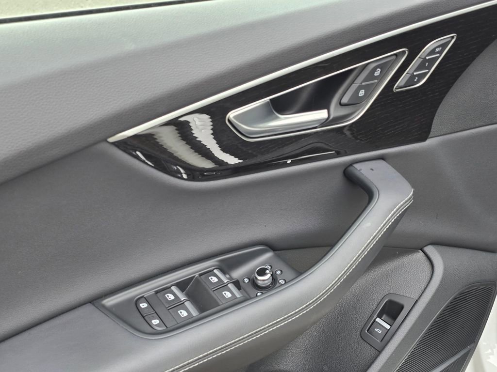 Used 2025 Audi Q7 3.0T Premium Plus image 24