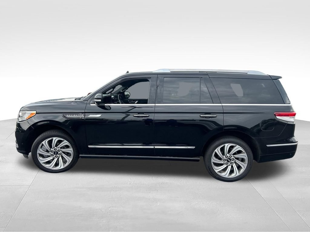 Used 2022 Lincoln Navigator Reserve AWD/4WD image 2