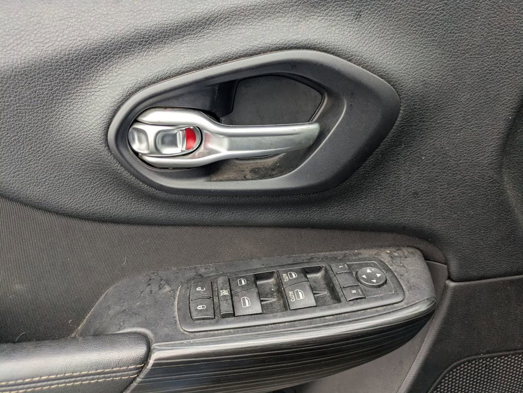 Used 2016 Jeep Cherokee Latitude w/ Cold Weather Group image 22