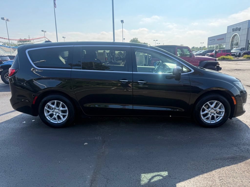 Used 2020 Chrysler Pacifica Touring w/ Advanced Safetytec Group FWD image 2