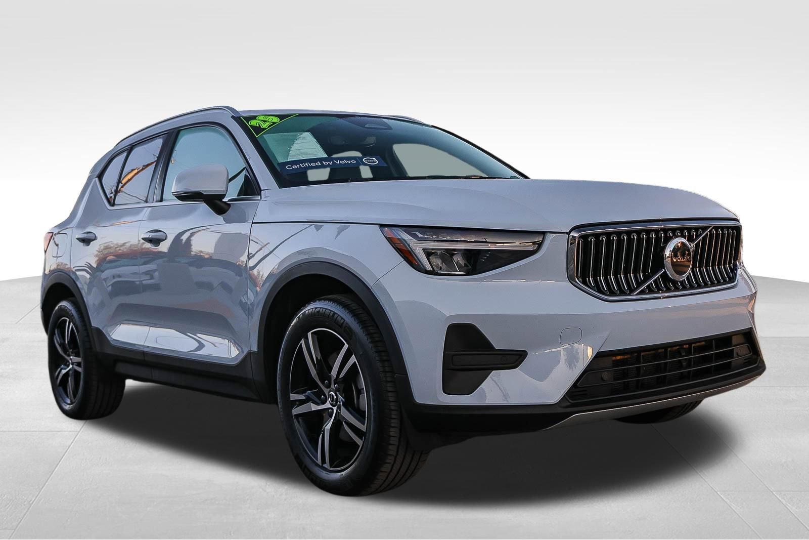 Used 2025 Volvo XC40 B5 Core image 3
