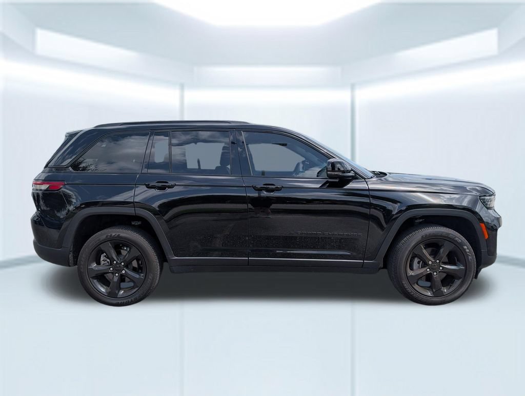 Used 2025 Jeep Grand Cherokee Altitude RWD image 8