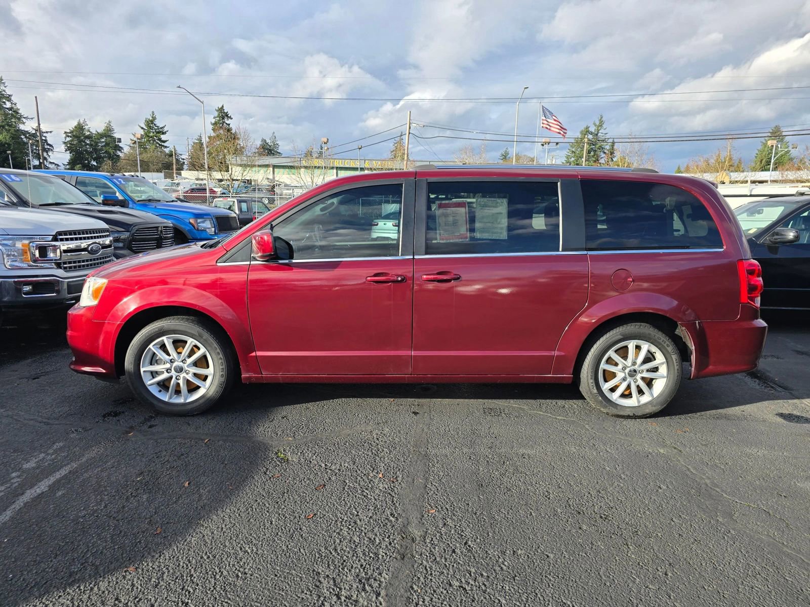 Used 2019 Dodge Grand Caravan SXT FWD image 2