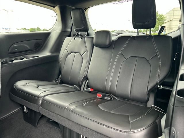 New 2027 Chrysler Pacifica Select FWD image 43