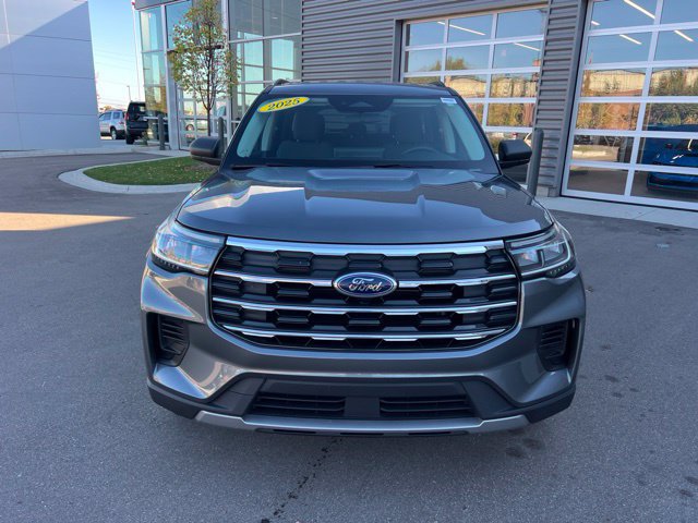 Used 2025 Ford Explorer Active AWD/4WD image 2