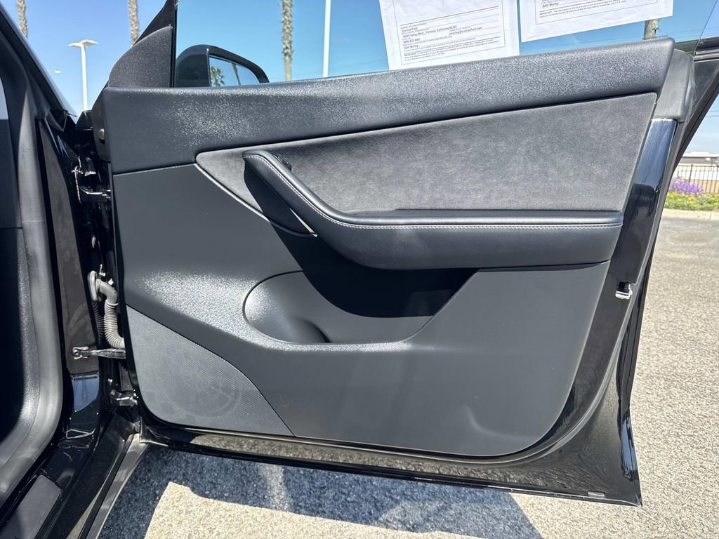Used 2022 Tesla Model Y Long Range image 28