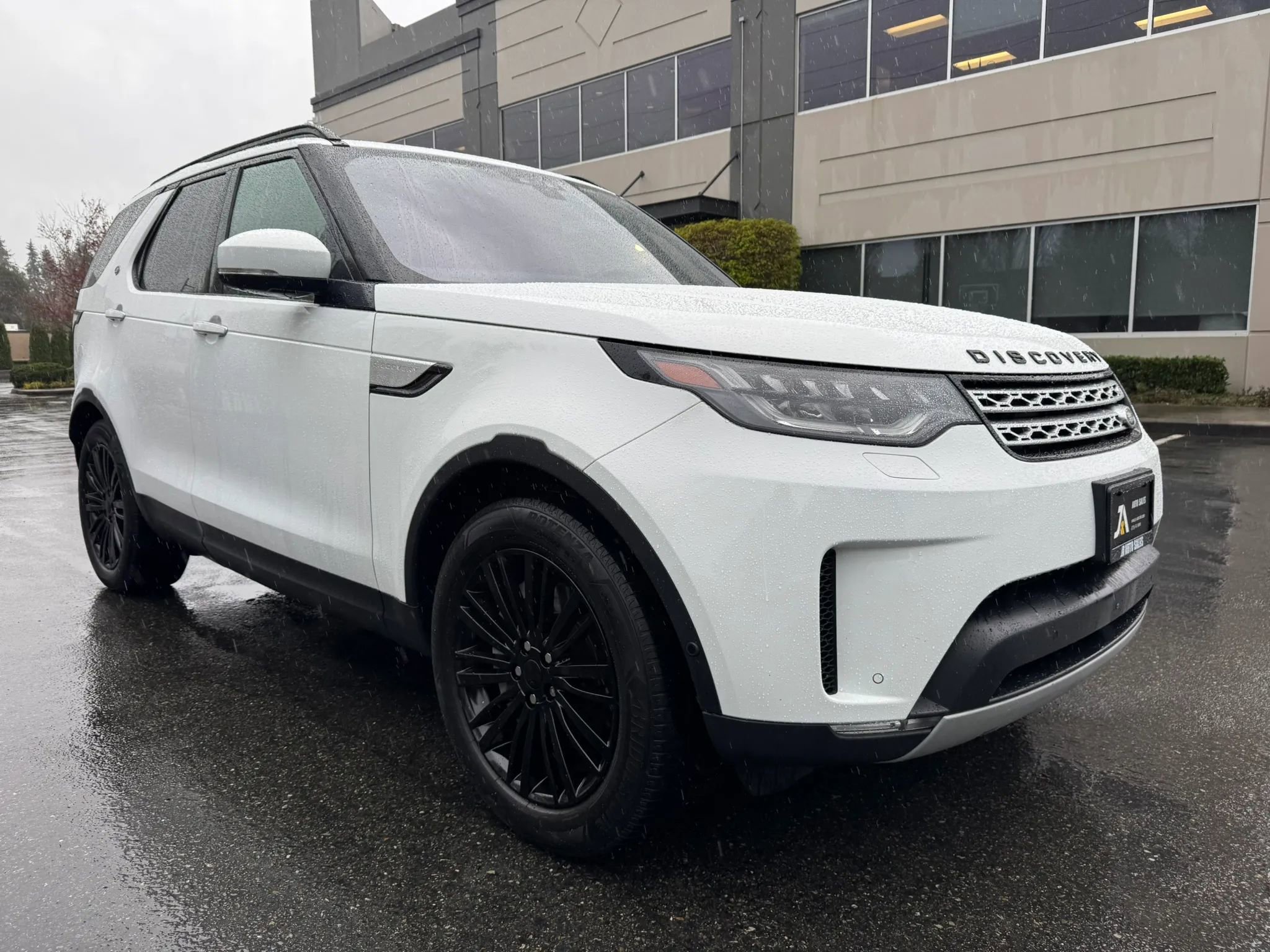 Used 2019 Land Rover Discovery HSE Luxury AWD/4WD image 2
