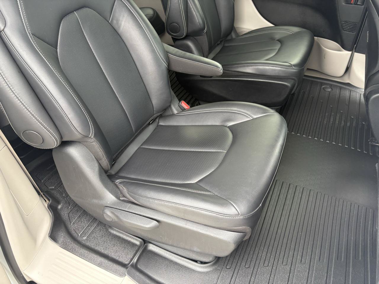 Used 2024 Chrysler Pacifica Limited FWD image 46