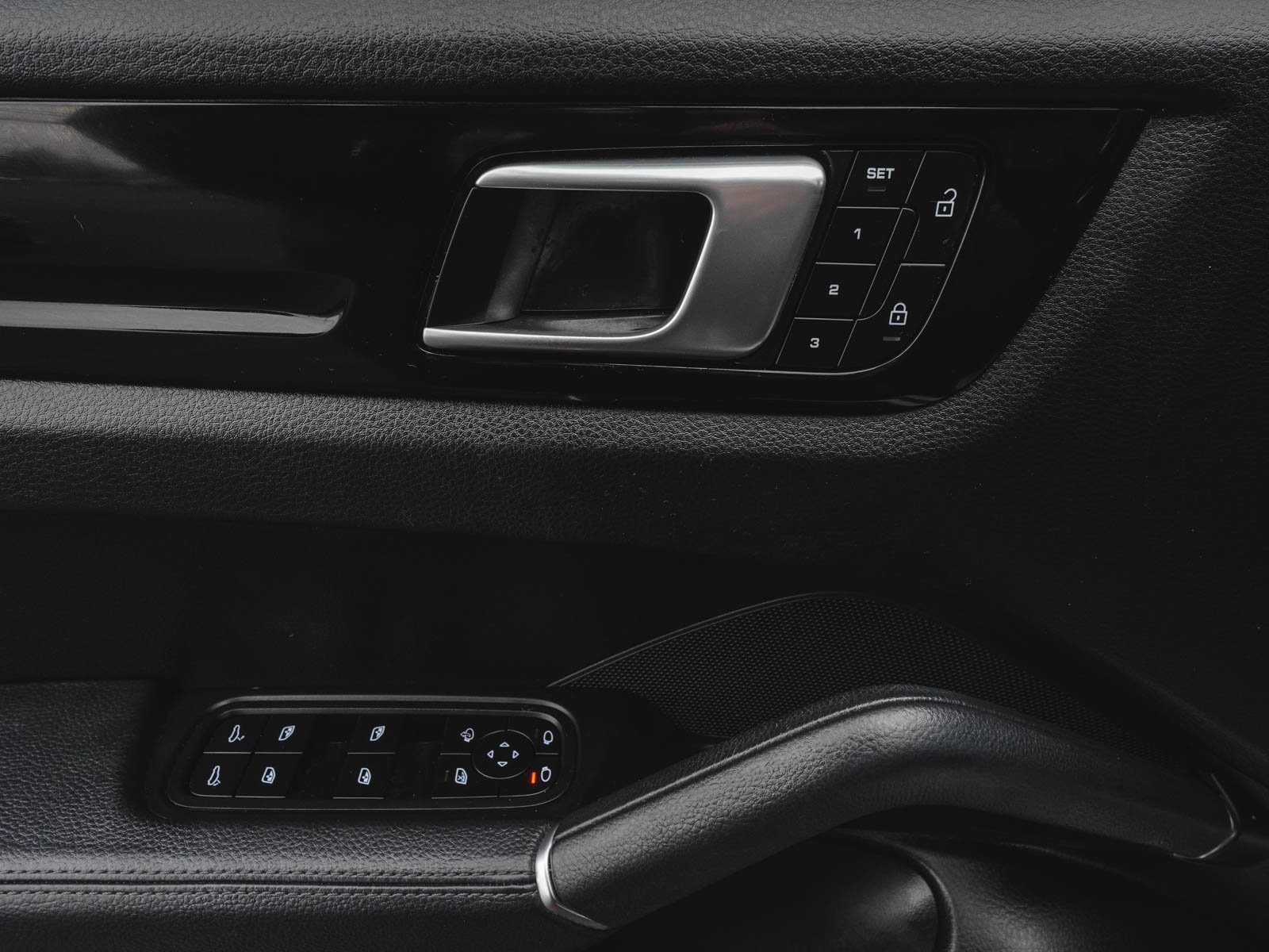 Used 2023 Porsche Cayenne w/ Premium Package image 11