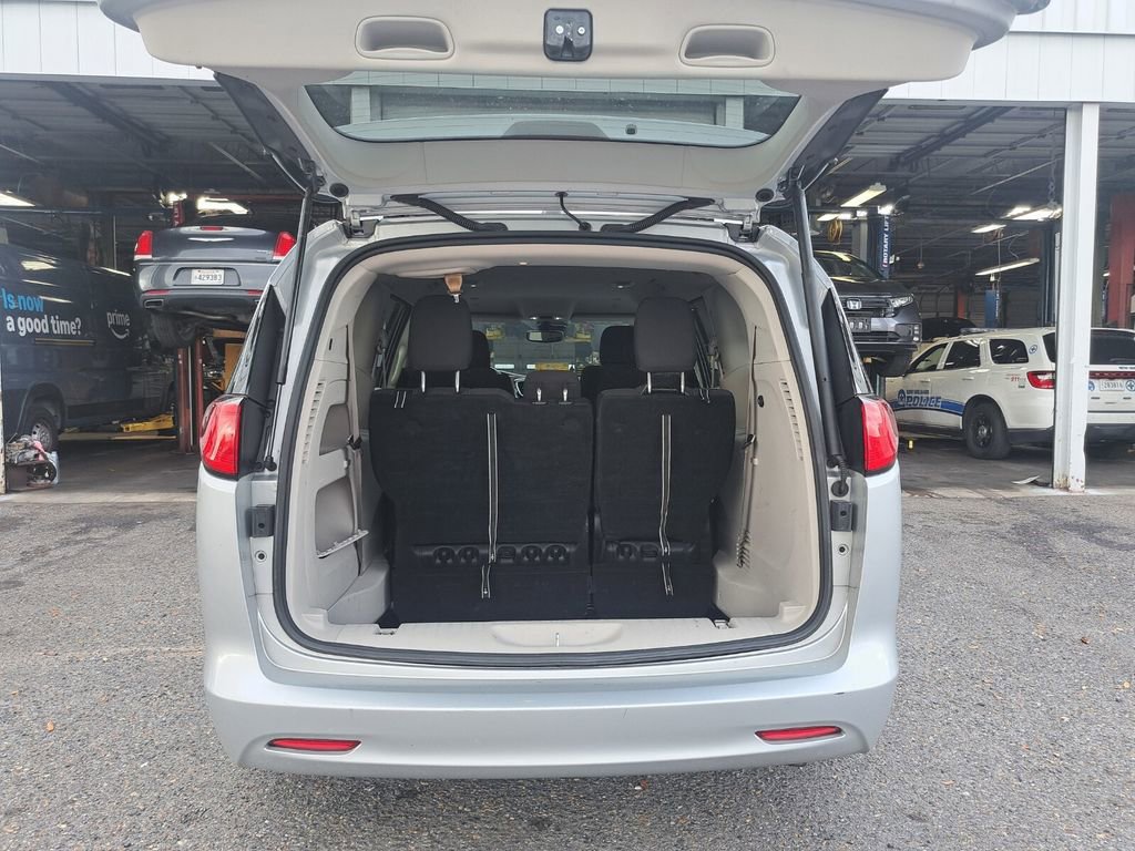 Used 2023 Chrysler Voyager LX image 22