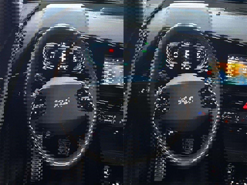 Used 2025 Kia Niro SX Touring image 14