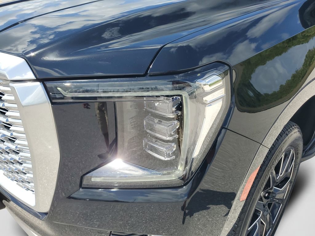Used 2024 GMC Yukon XL Denali w/ Advanced Technology Package image 9